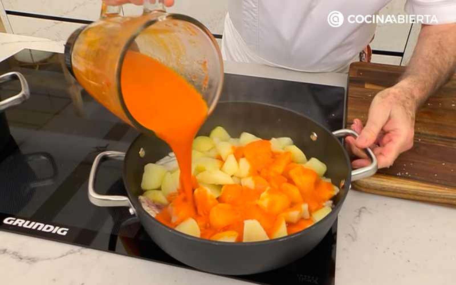 Añade la salsa a la cazuela Añade la salsa a la cazuela
