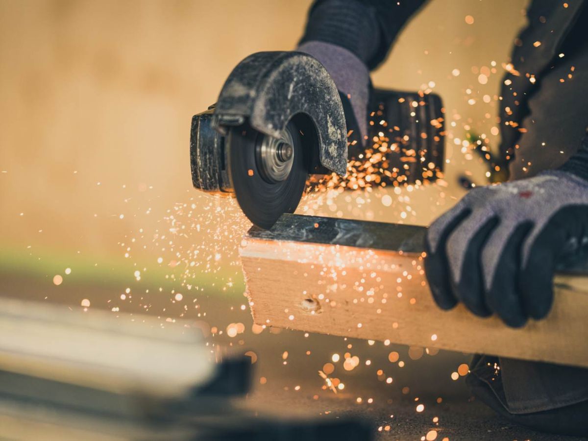 Persona corta metal con una radial