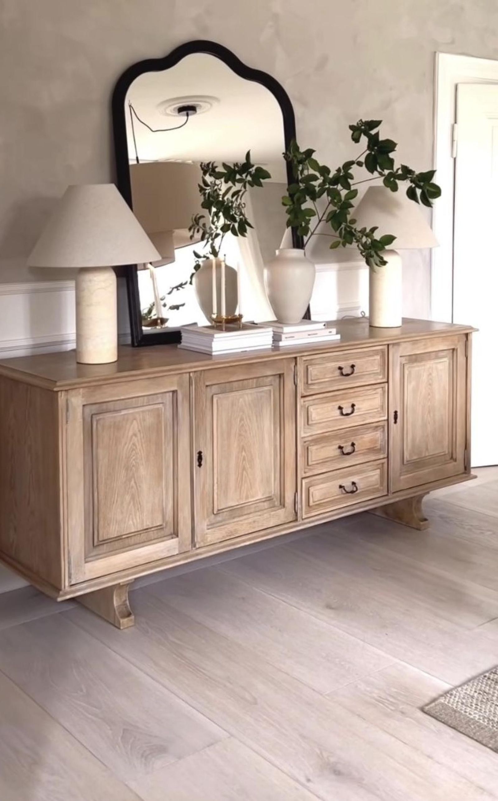 Salón con mueble de madera retro restaurado. Salón con mueble de madera retro restaurado.
