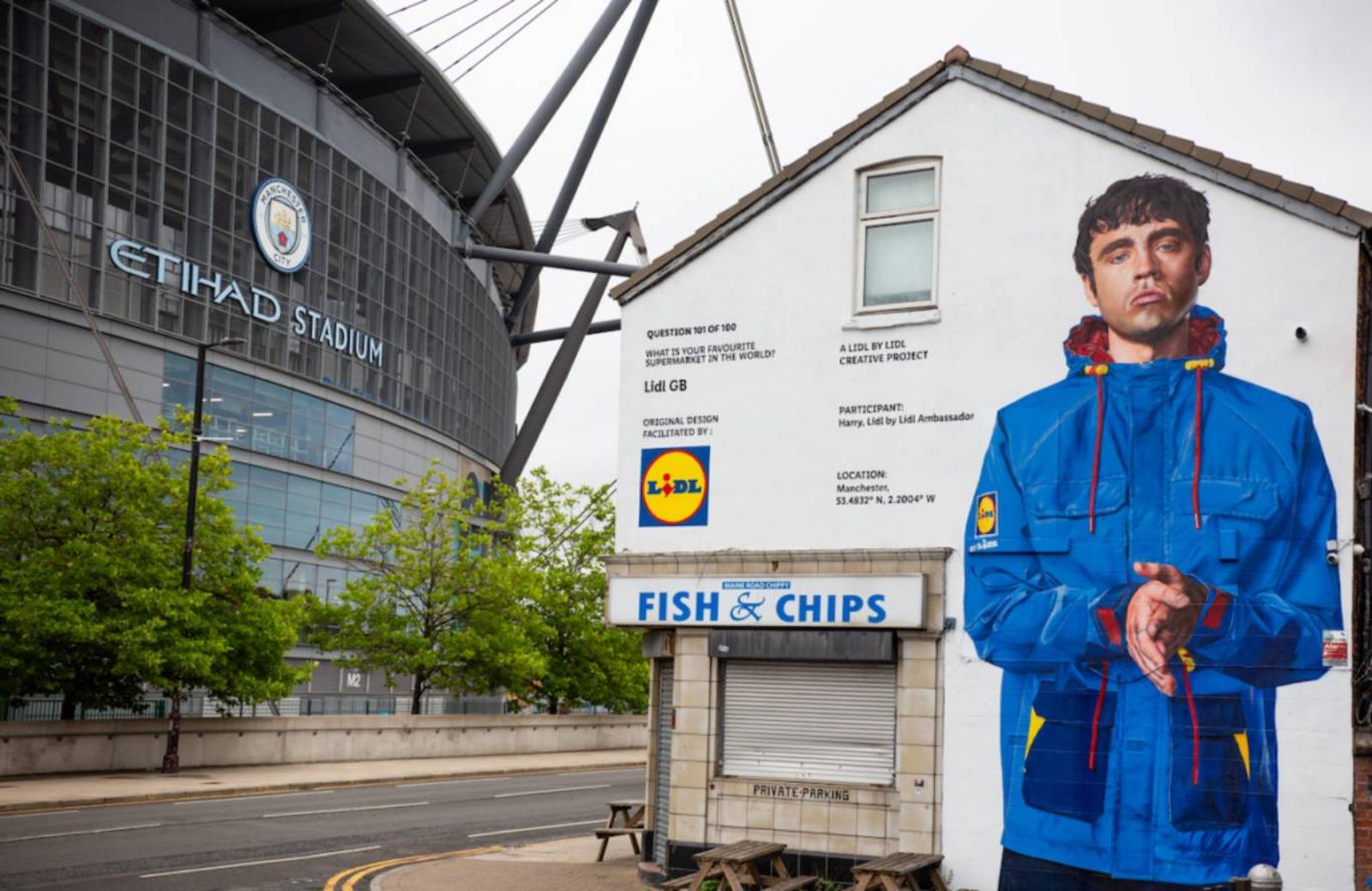 Mural publicitario de la parka Lidl by Lidl frente al Etihad Stadium de Manchester. Mural publicitario de la parka Lidl by Lidl frente al Etihad Stadium de Manchester.