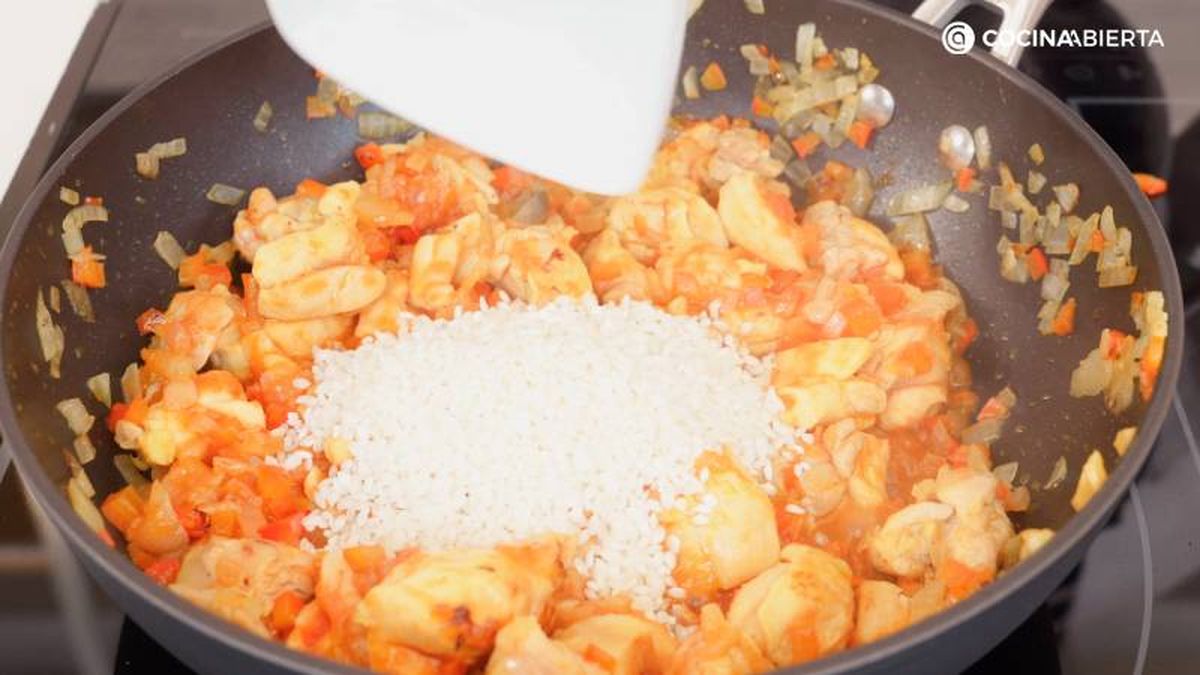 Añade el pollo, la salsa de tomate y el arroz