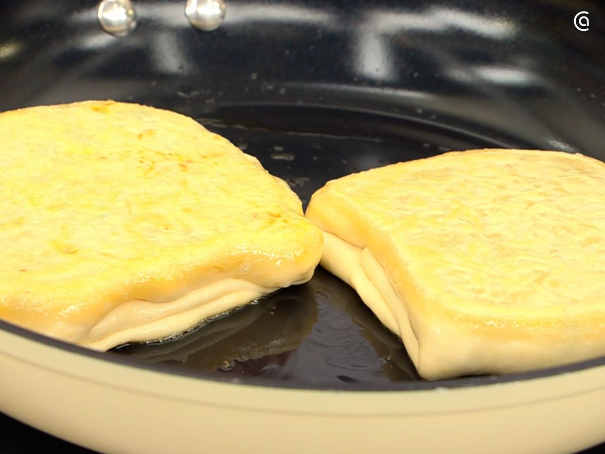 Fríe los murtabak de pollo hasta que estén dorados
