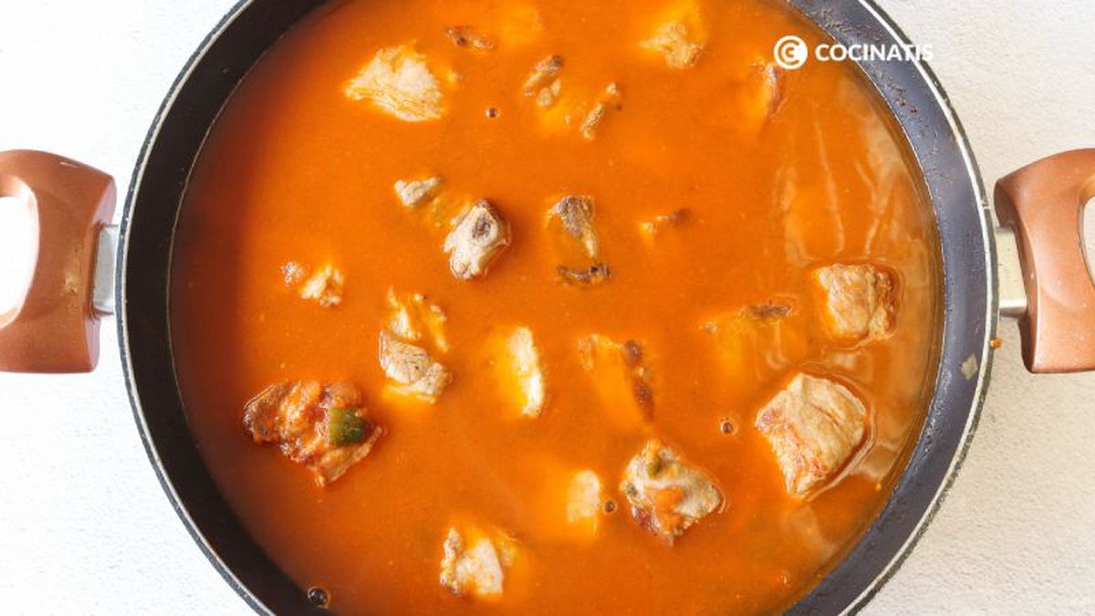 Ingredientes de fideos a la cazuela con caldo de carne