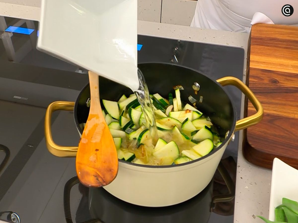 Cocina la cebolla con el calabacín en una cazuela