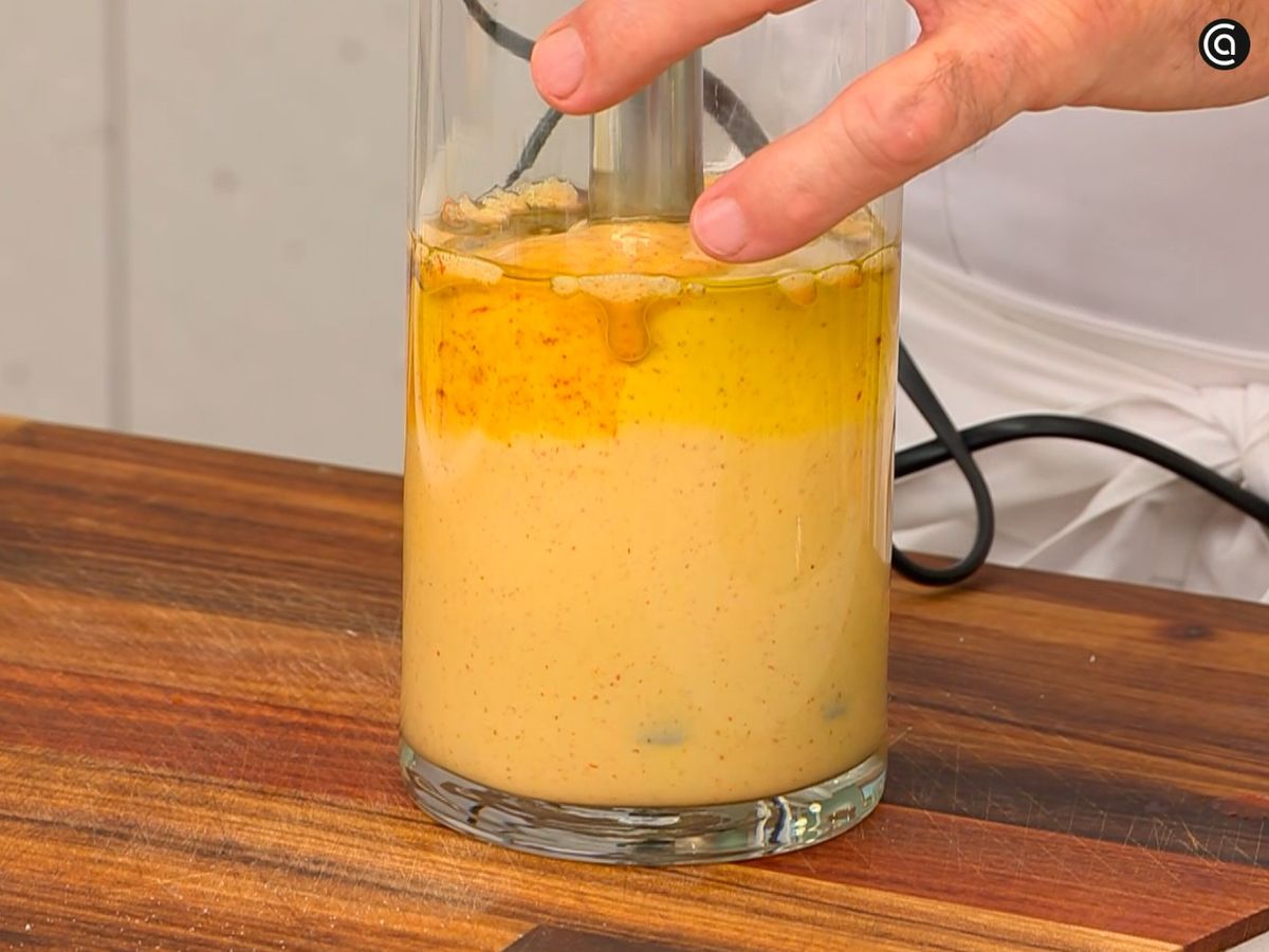 Haz una mayonesa casera con ajo y pimentón