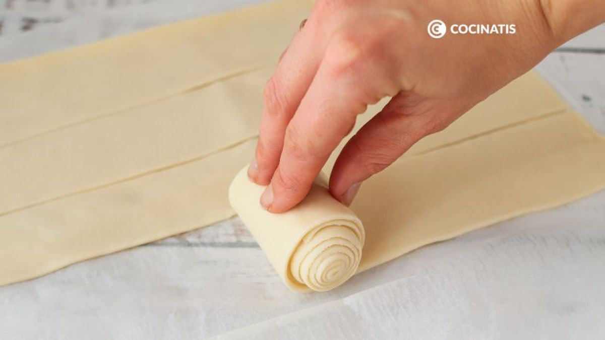 Enrollamos las tiras de hojaldre