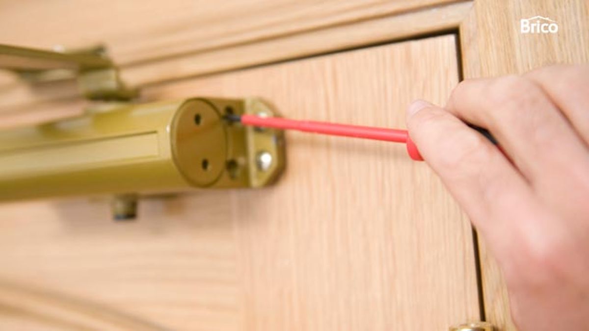 Instalar muelle cierrapuertas paso 7