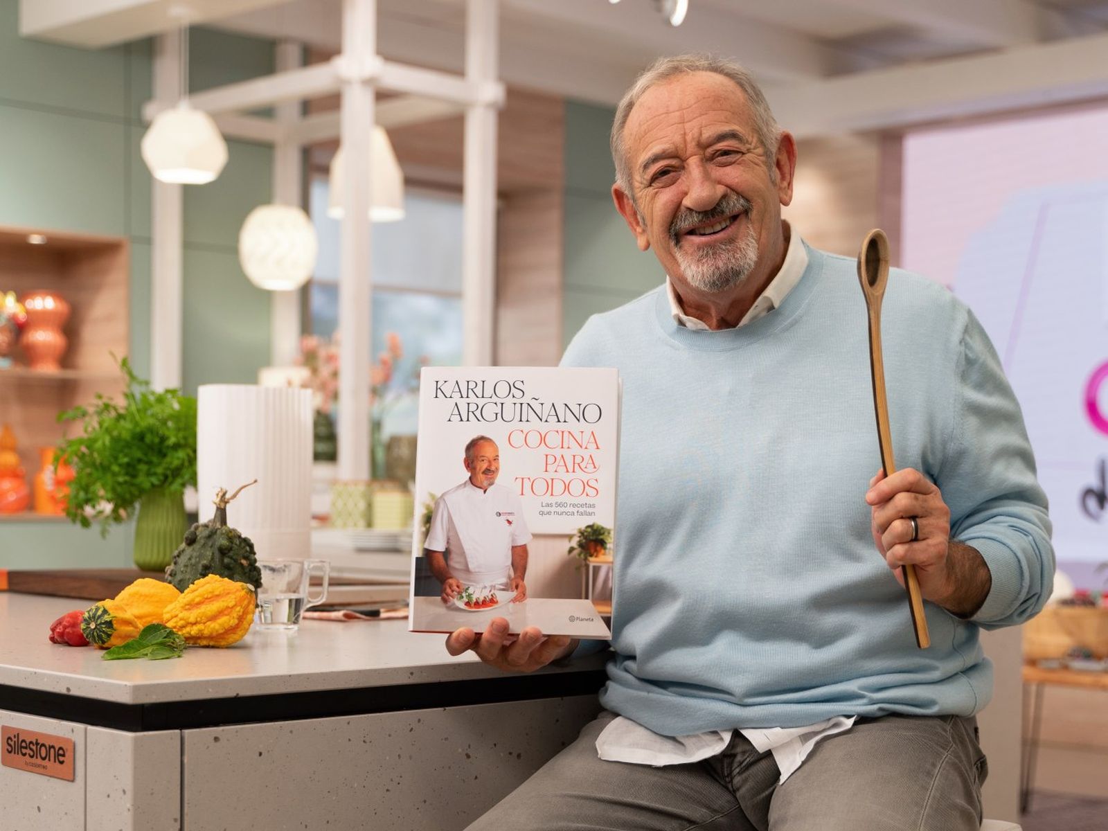 Platos sencillos, trucos de cocina y su estilo directo marcan el nuevo recetario