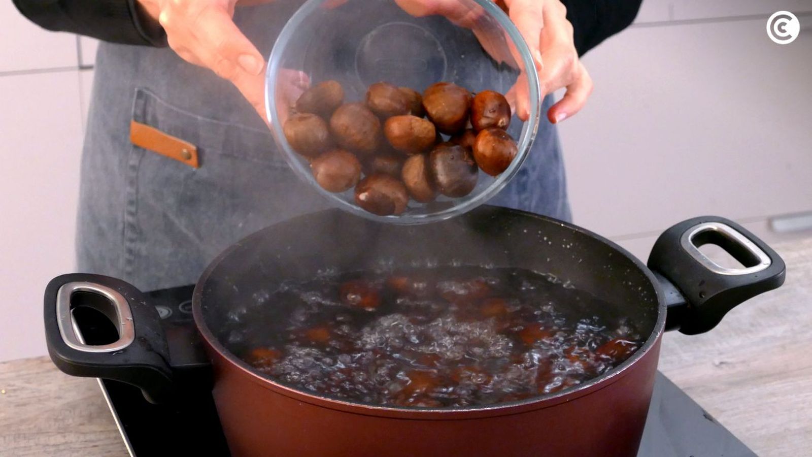 Escaldar castañas para pelarlas mejor