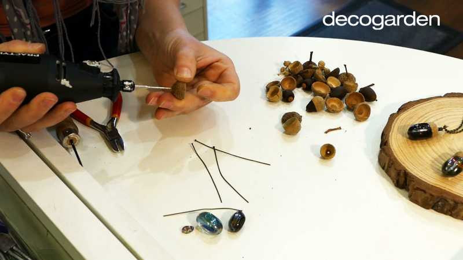 Paso uno para hacer collares de bellotas. Paso uno para hacer collares de bellotas.