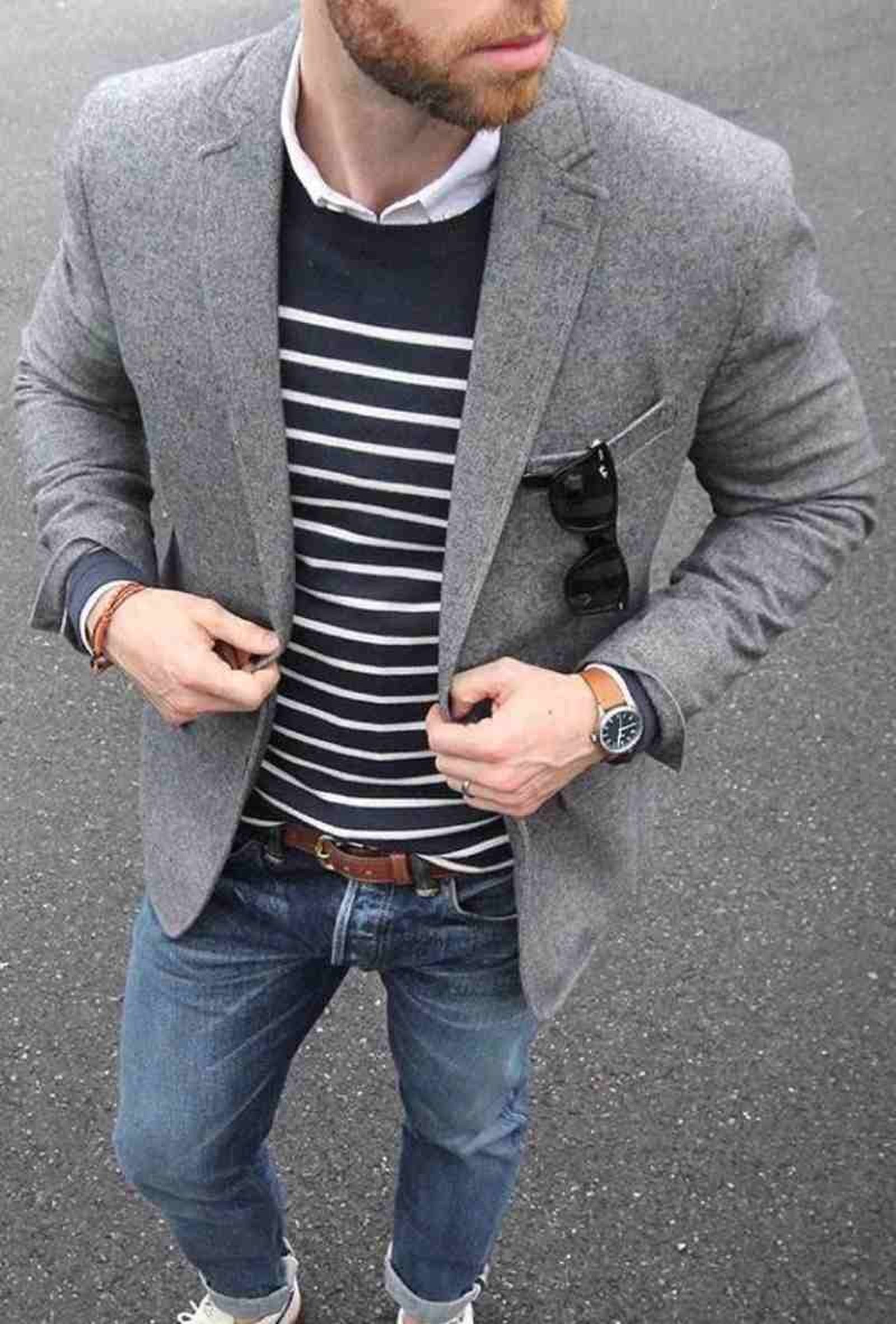 Una americana gris combina a la perfección con unos vaqueros y un jersey marinero Una americana gris combina a la perfección con unos vaqueros y un jersey marinero
