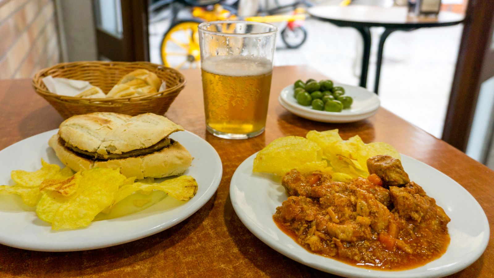 Montaditos recién hechos en un bar de Sevilla, un clásico del tapeo andaluz.