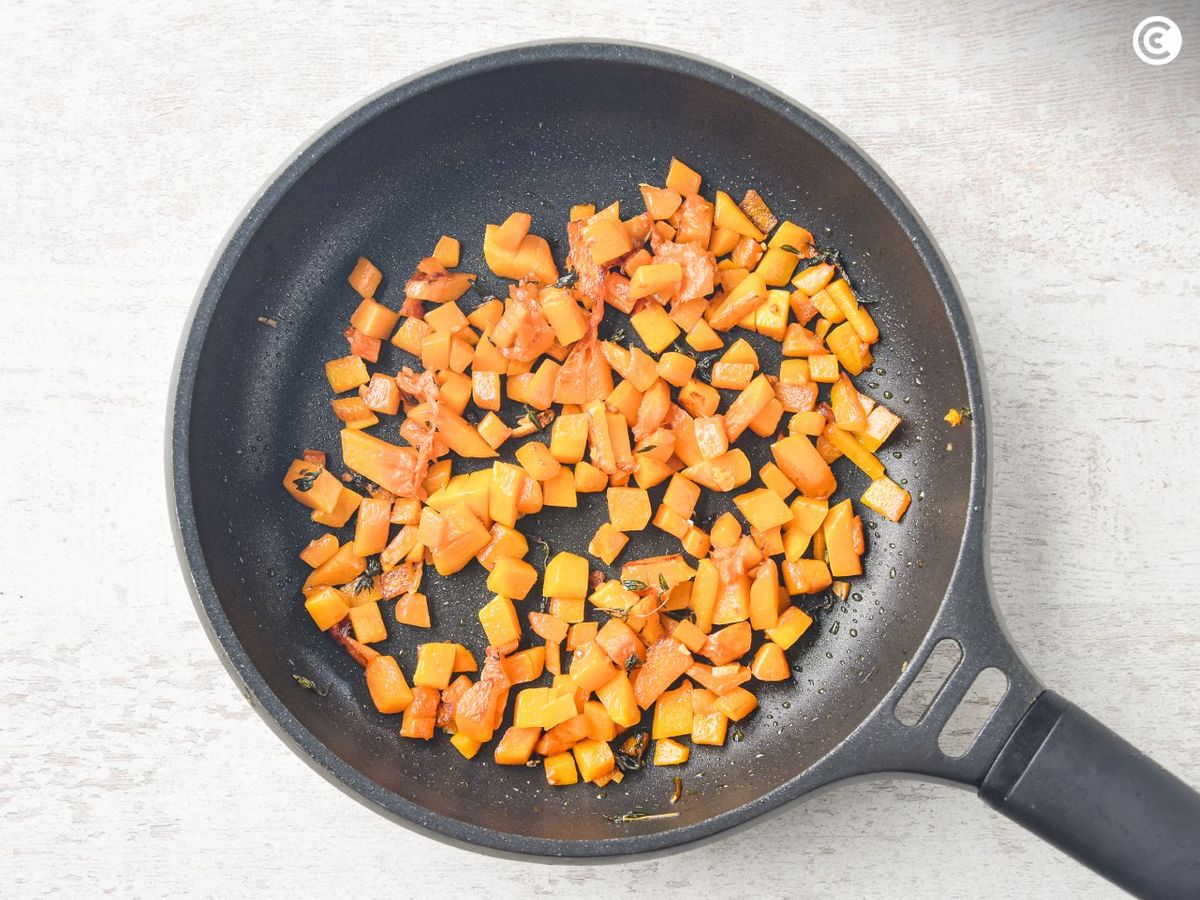 Cocinar la calabaza para hacer pasta con salsa de calabaza