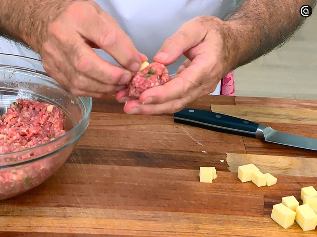 Rellena las albóndigas con el queso