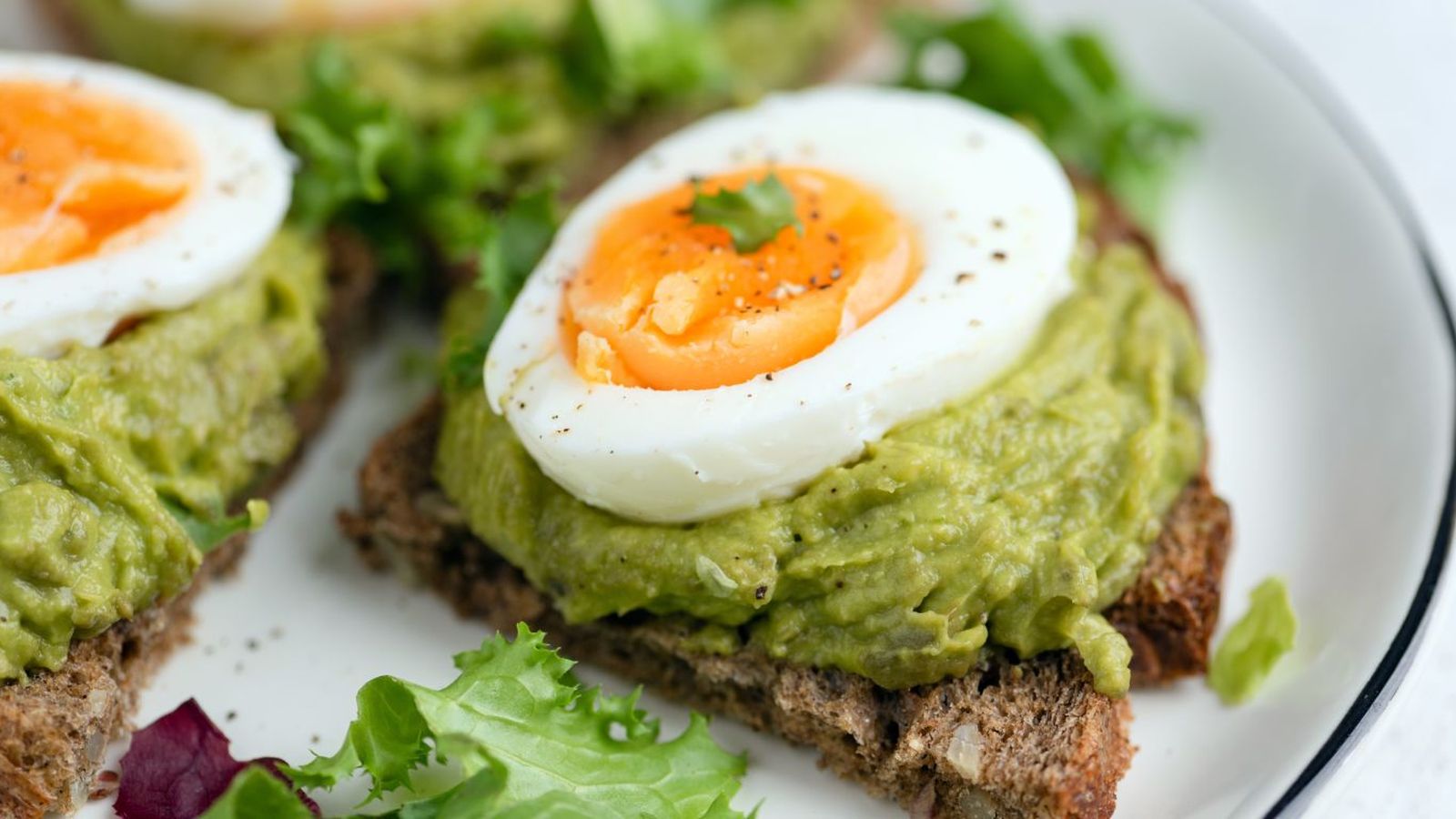 Comer aguacate con huev cocido