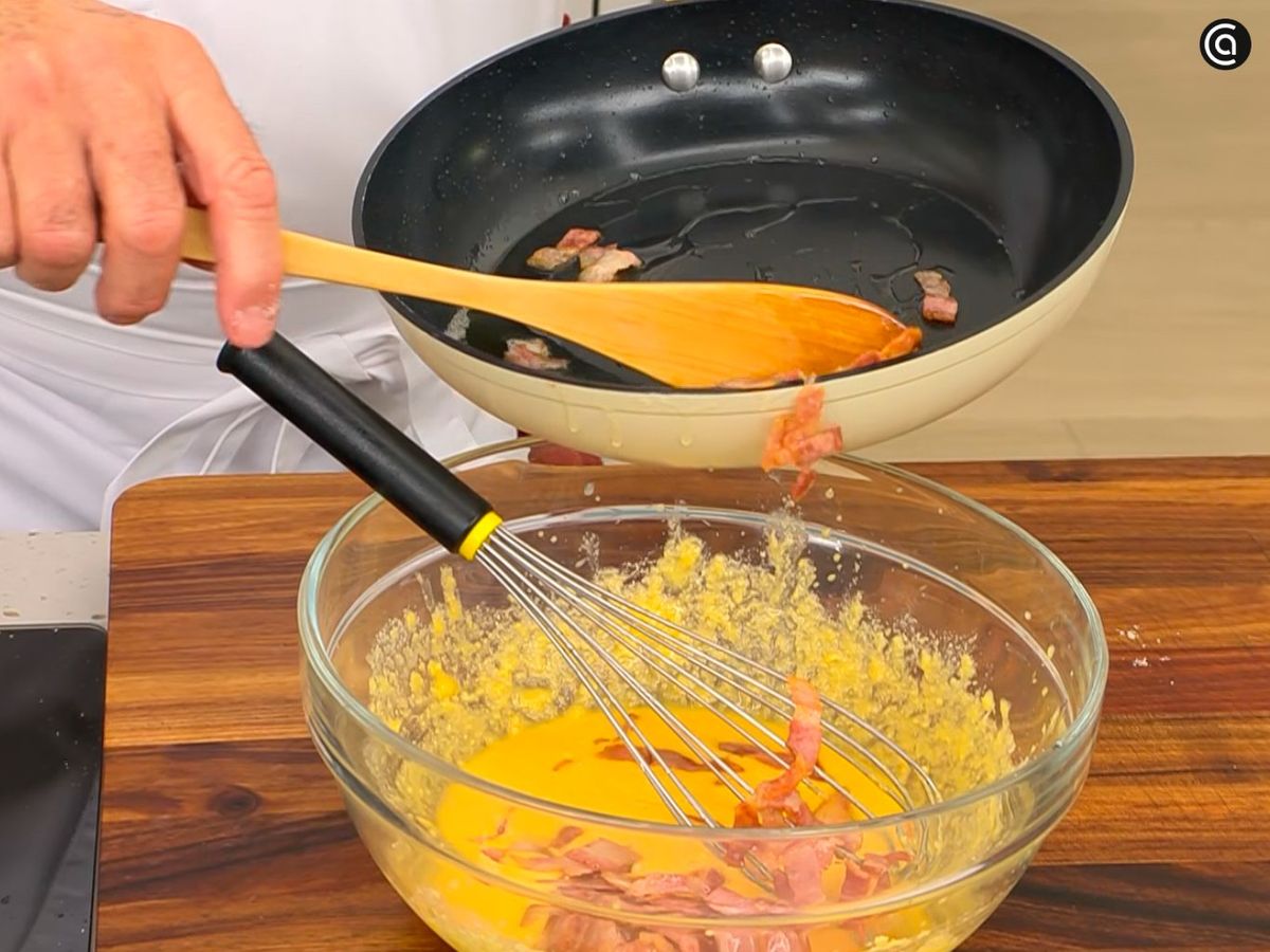 Prepara una salsa carbonara cremosa