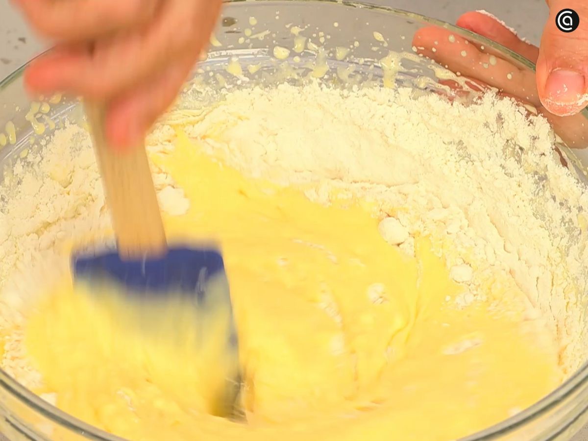 Mezcla los ingredientes y prepara la masa de la tarta