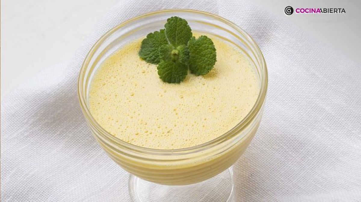 Batido casero de mango y yogur especiado, el lassi de la India
