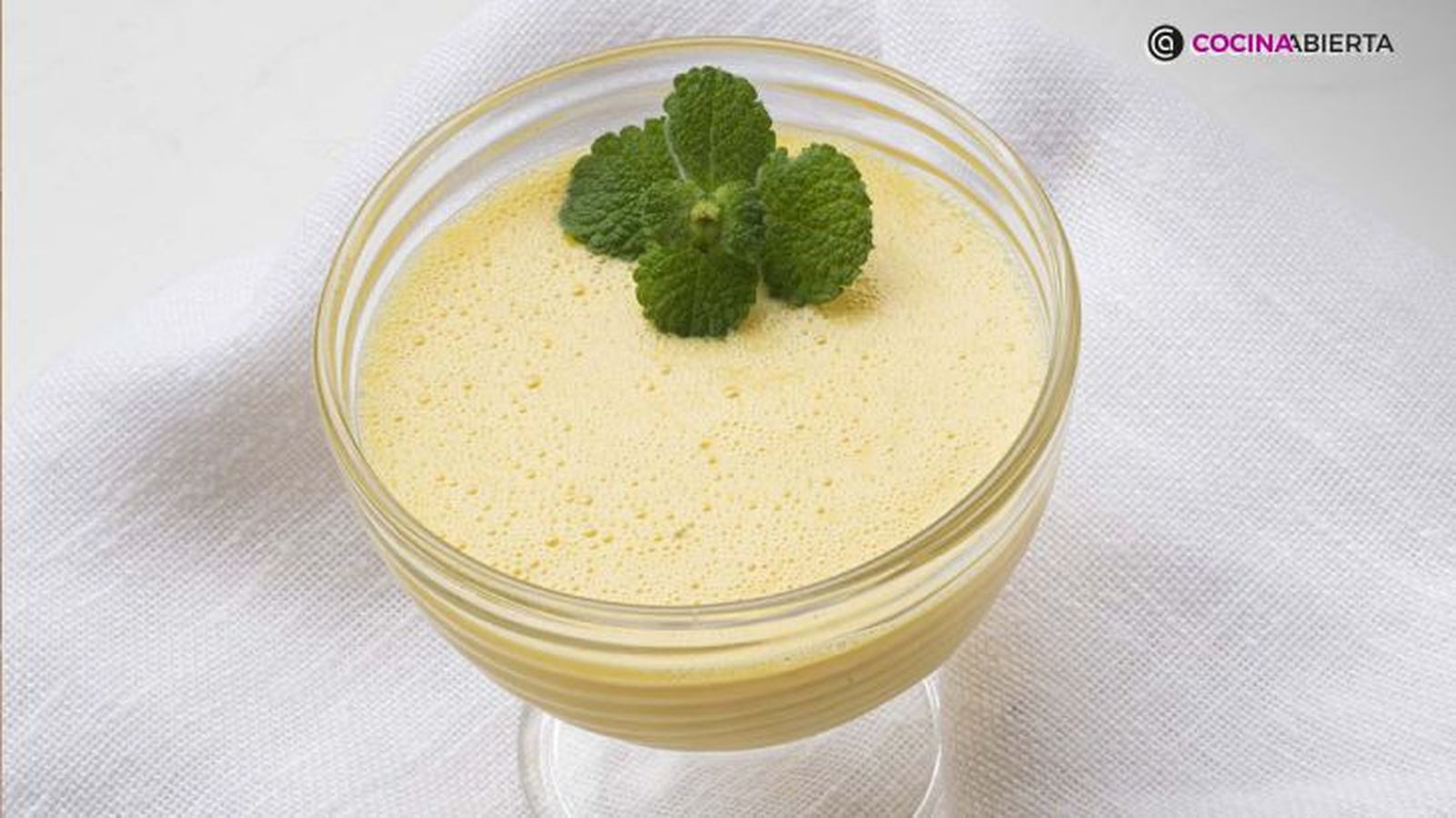 Batido casero de mango y yogur especiado, el lassi de la India Batido casero de mango y yogur especiado, el lassi de la India
