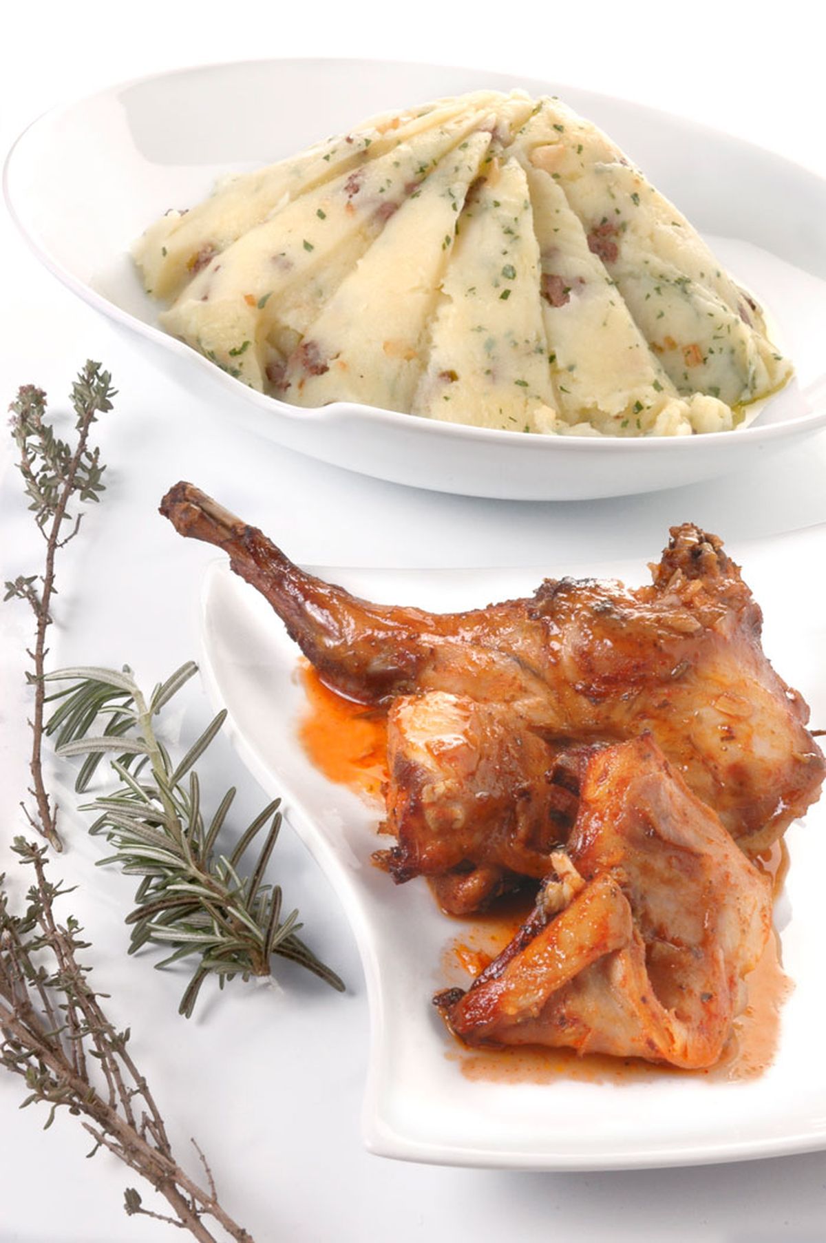 Conejo adobado con puré de patata