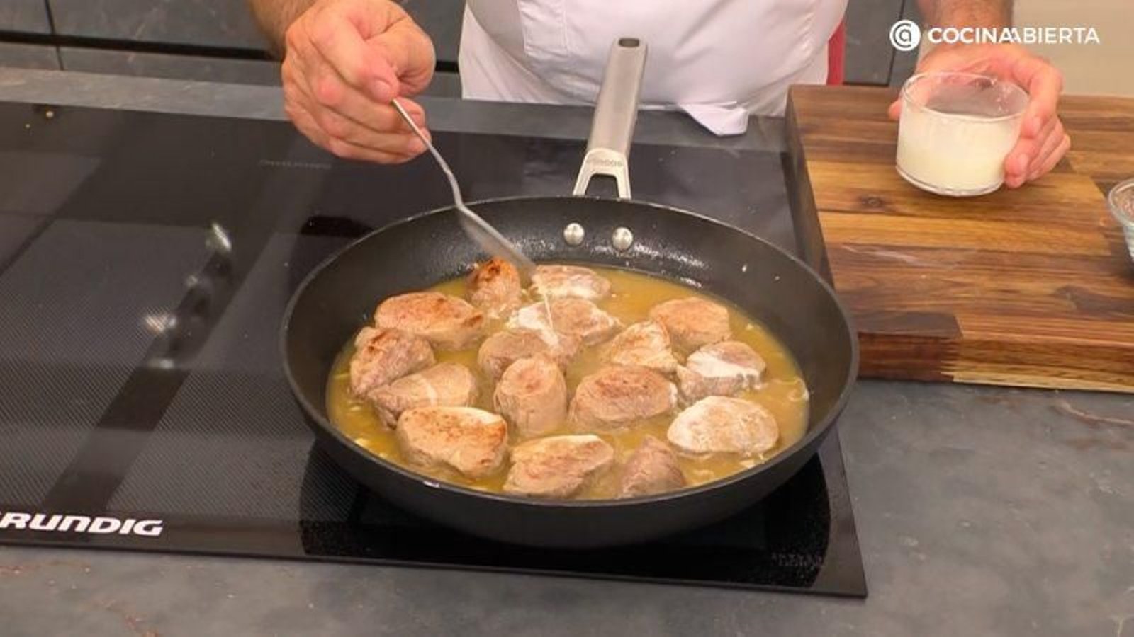Añade harina de maíz diluida para ligar la salsa Añade harina de maíz diluida para ligar la salsa