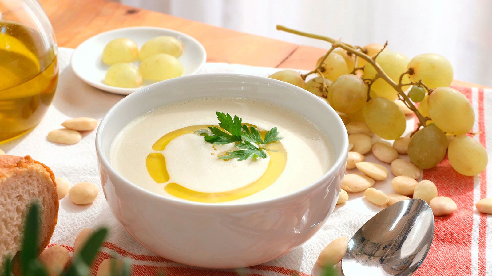 Ajoblanco una sopa fría andaluza para refrescarte en los días calurosos Ajoblanco una sopa fría andaluza para refrescarte en los días calurosos