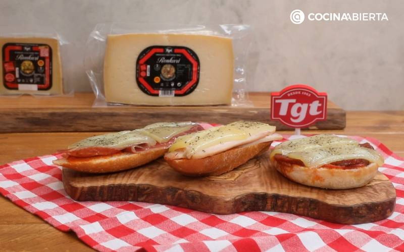 Sirve los paninis caseros variados Sirve los paninis caseros variados