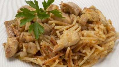Fideos con verduras y pollo