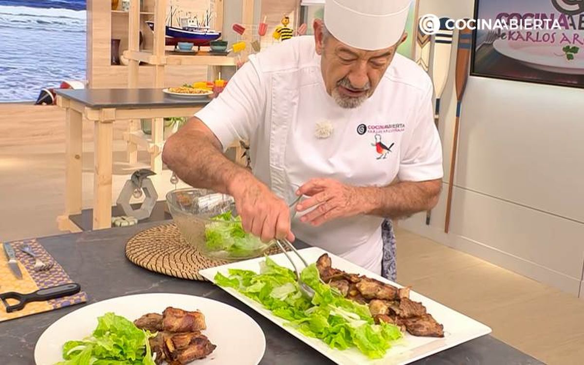 Prepara la ensalada y sirve las costillas de cerdo al ajillo