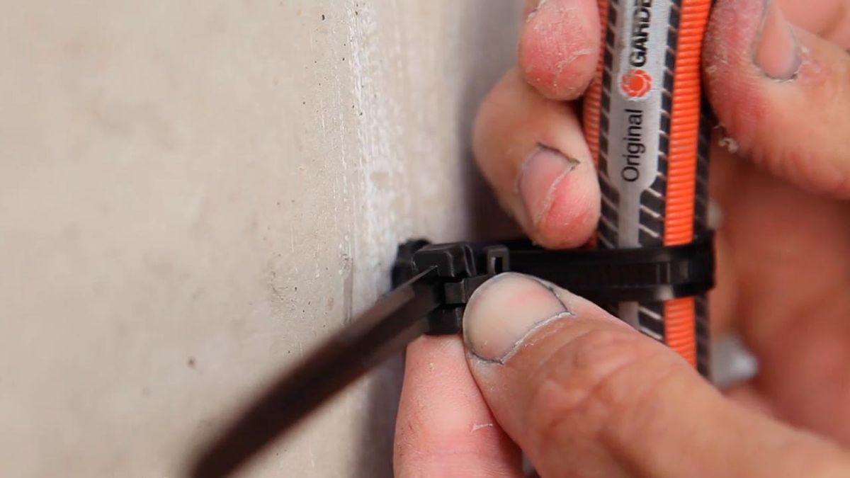 Como colocar tacos con bridas en la pared paso 5