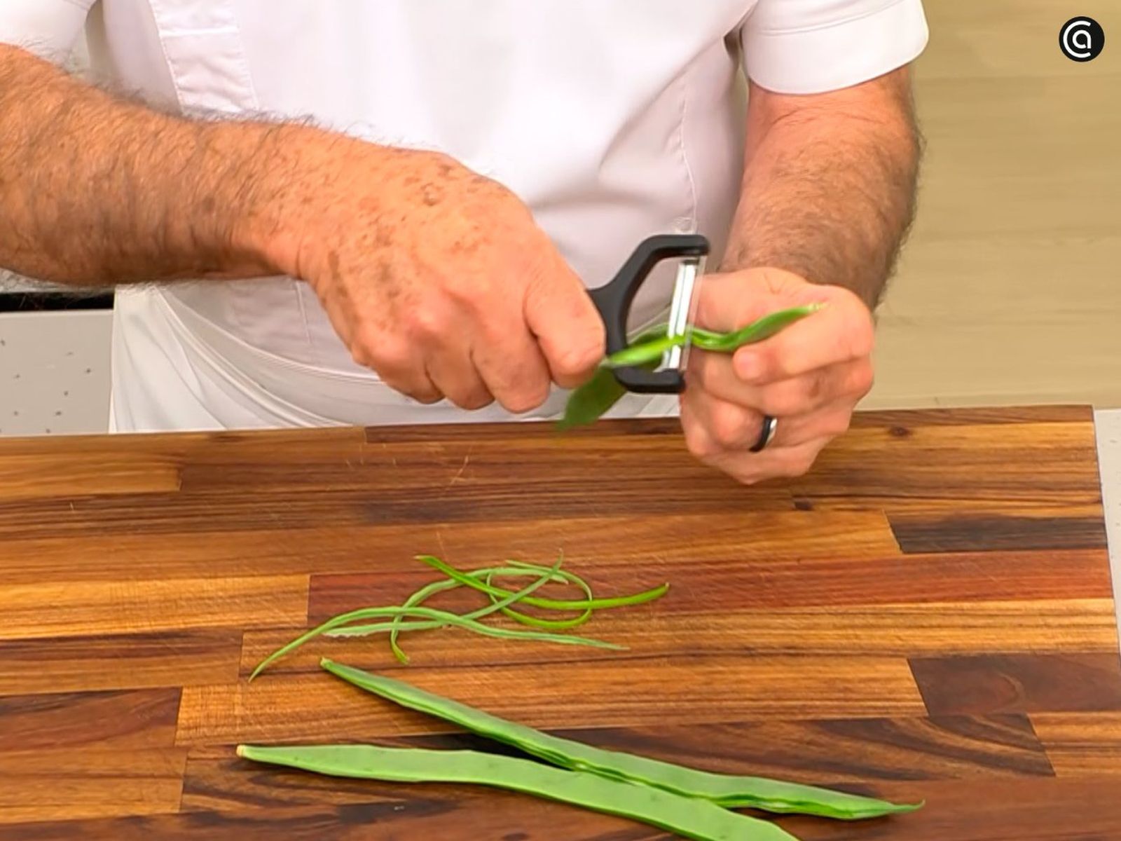 Karlos Arguinano retira los filamentos de las judías verdes con un pelador