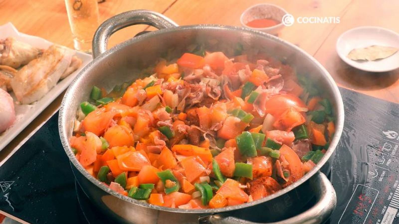 Retira el pollo y añade las verduras y el jamón Retira el pollo y añade las verduras y el jamón