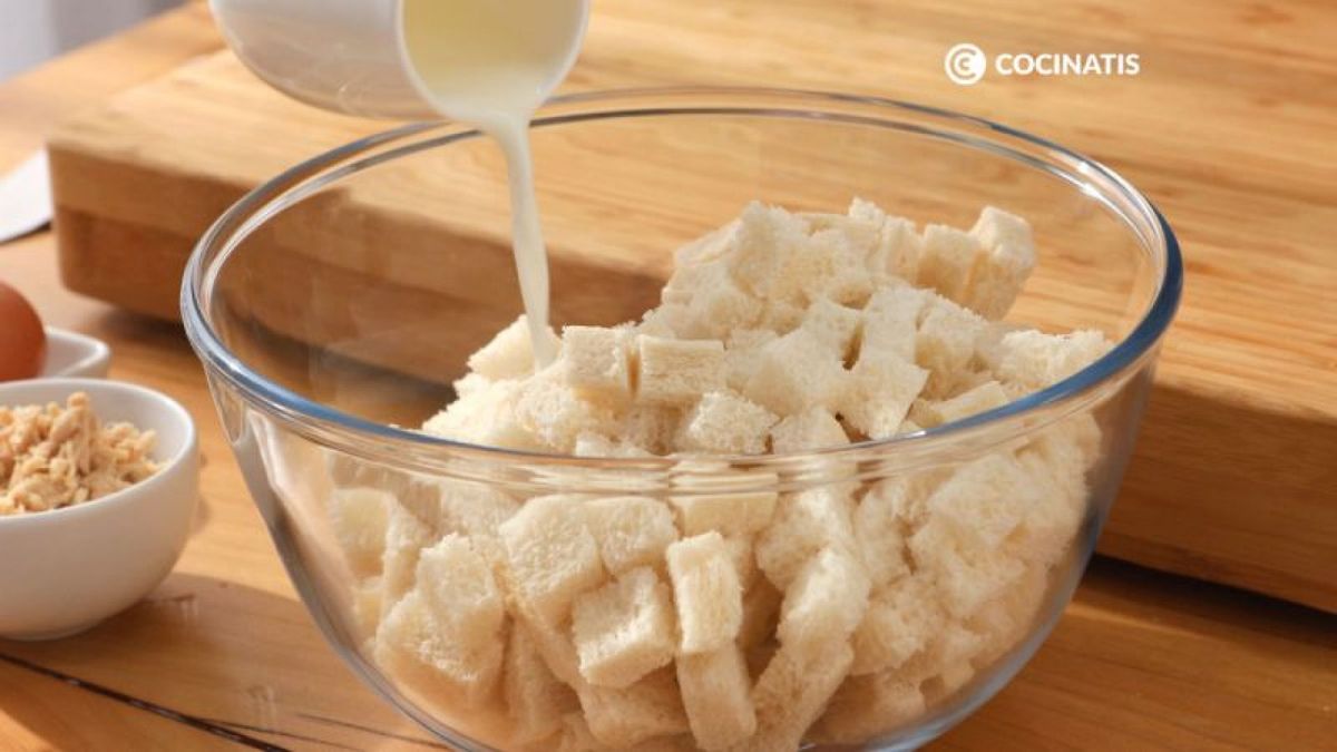 Empapamos el pan con leche