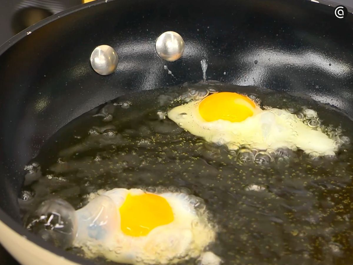 Fríe los huevos de codorniz en aceite caliente