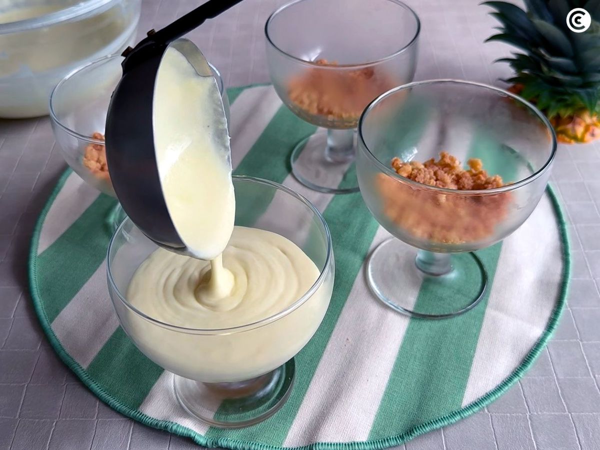 Repartir el mousse de piña en las copas sobre la base de galleta
