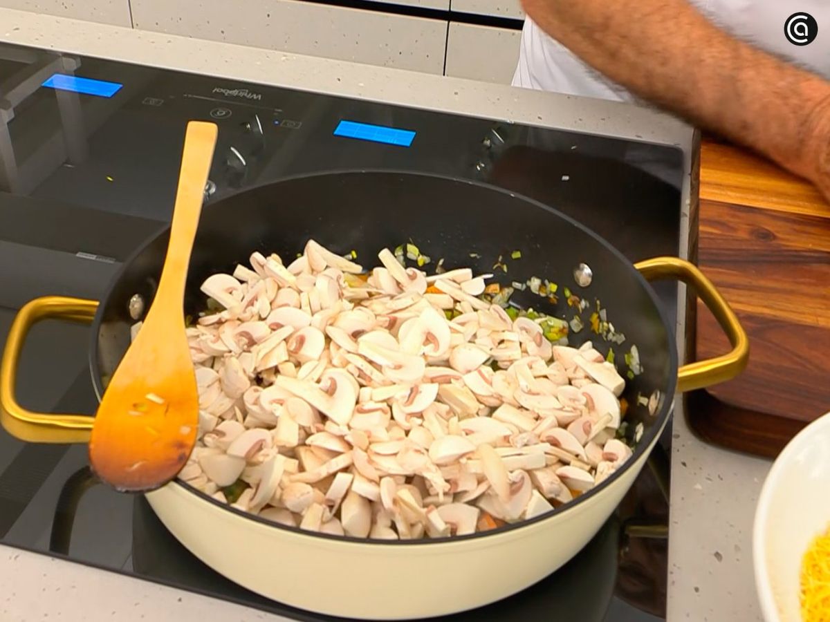 Agrega los champiñones en láminas