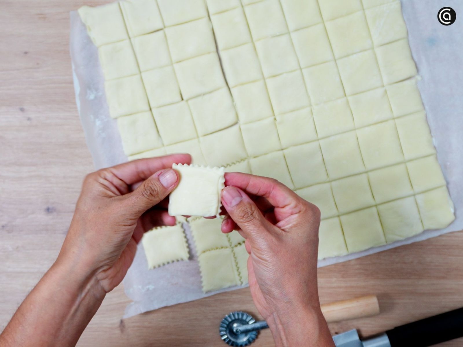Corta los canapés con un cortapizzas o un cuchillo