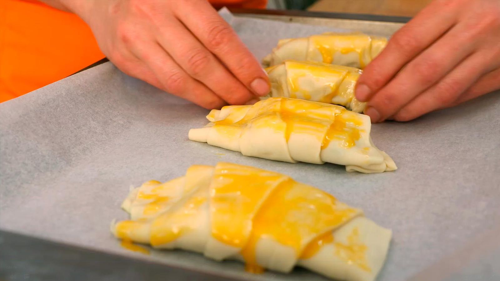Dales forma con las manos Receta de croissants rellenos de chocolate paso 4