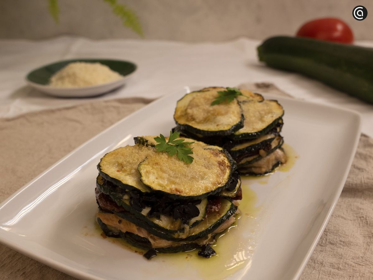 Sirve el pastel de calabacín y atún