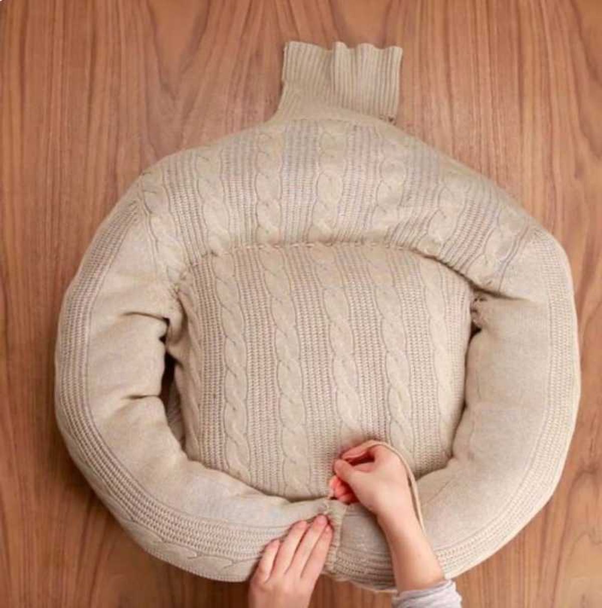 Camita de mascota hecha con un jersey.