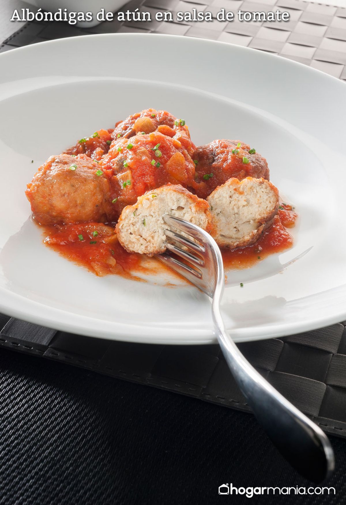 Albóndigas de atún en salsa de tomate vertical