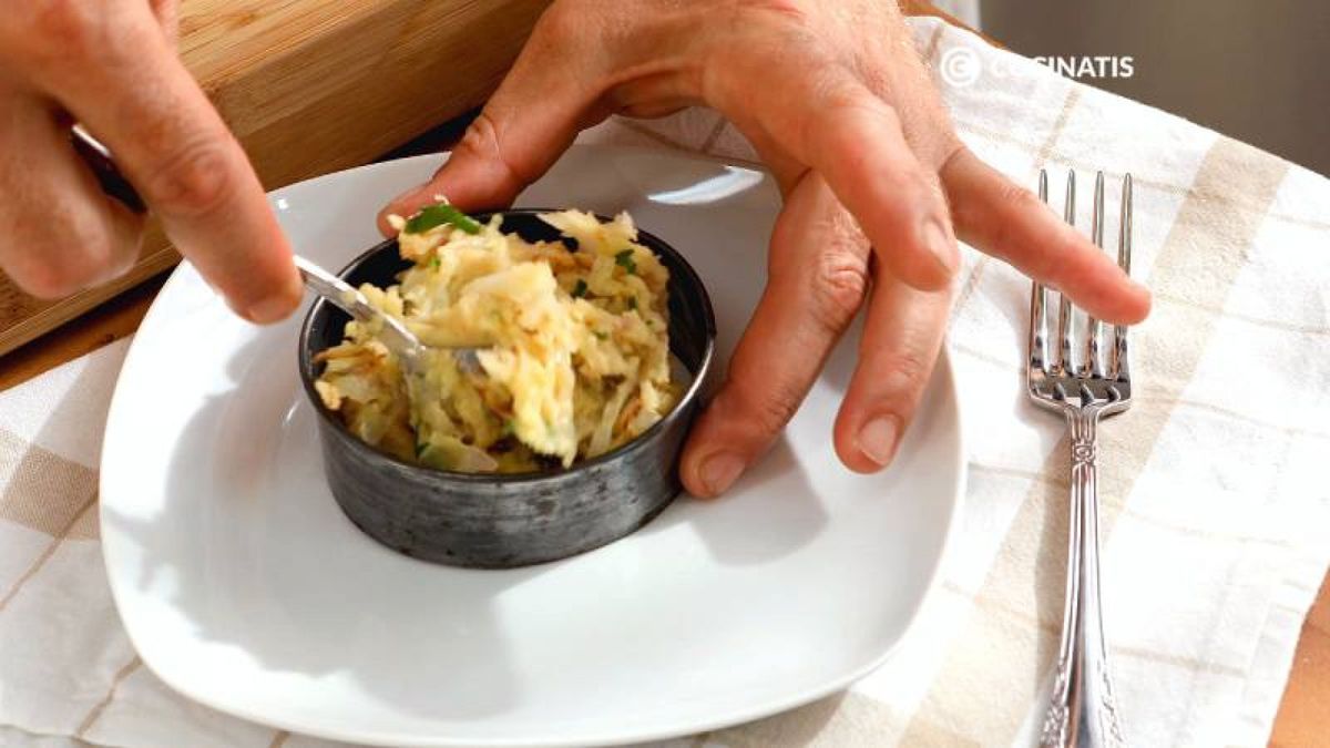 Sirve el trinxat dentro de un cortapastas