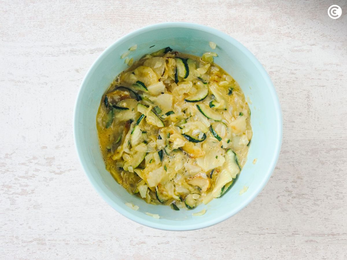 Mezclar la patata y calabacín con el huevo batido para hacer tortilla