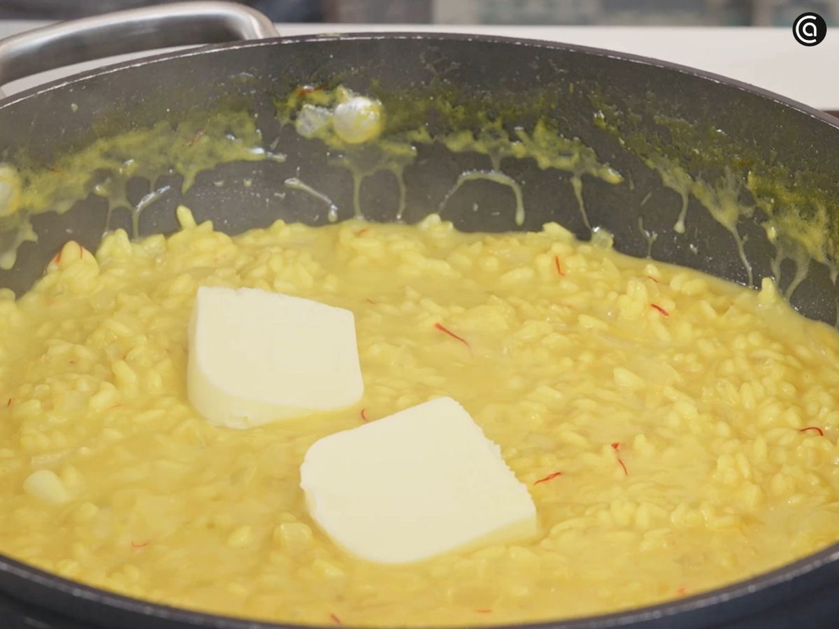 La mantequilla aporta brillo y ayuda a lograr la textura final del risotto