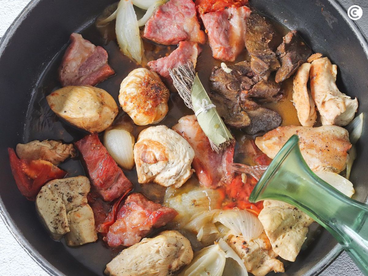 Añadir el vino y el Brandy para dar sabor a los canelones de San Esteban