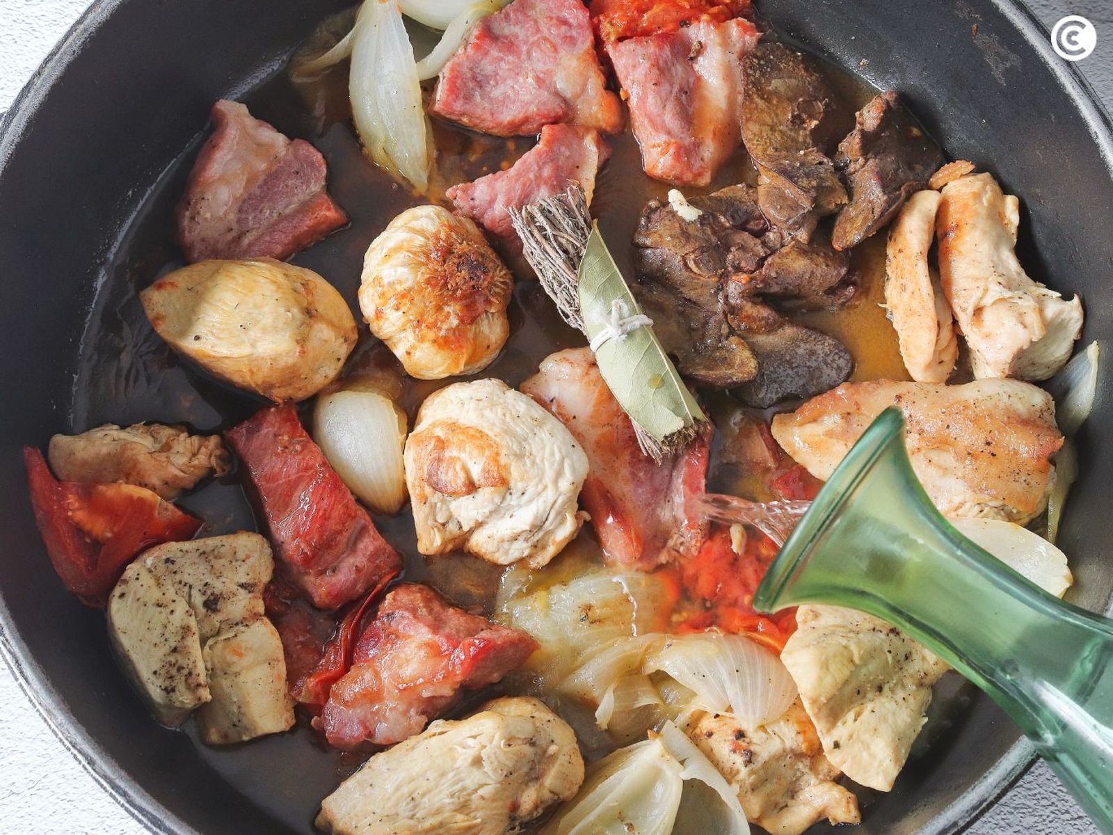 Añadir el vino y el Brandy para dar sabor a los canelones de San Esteban