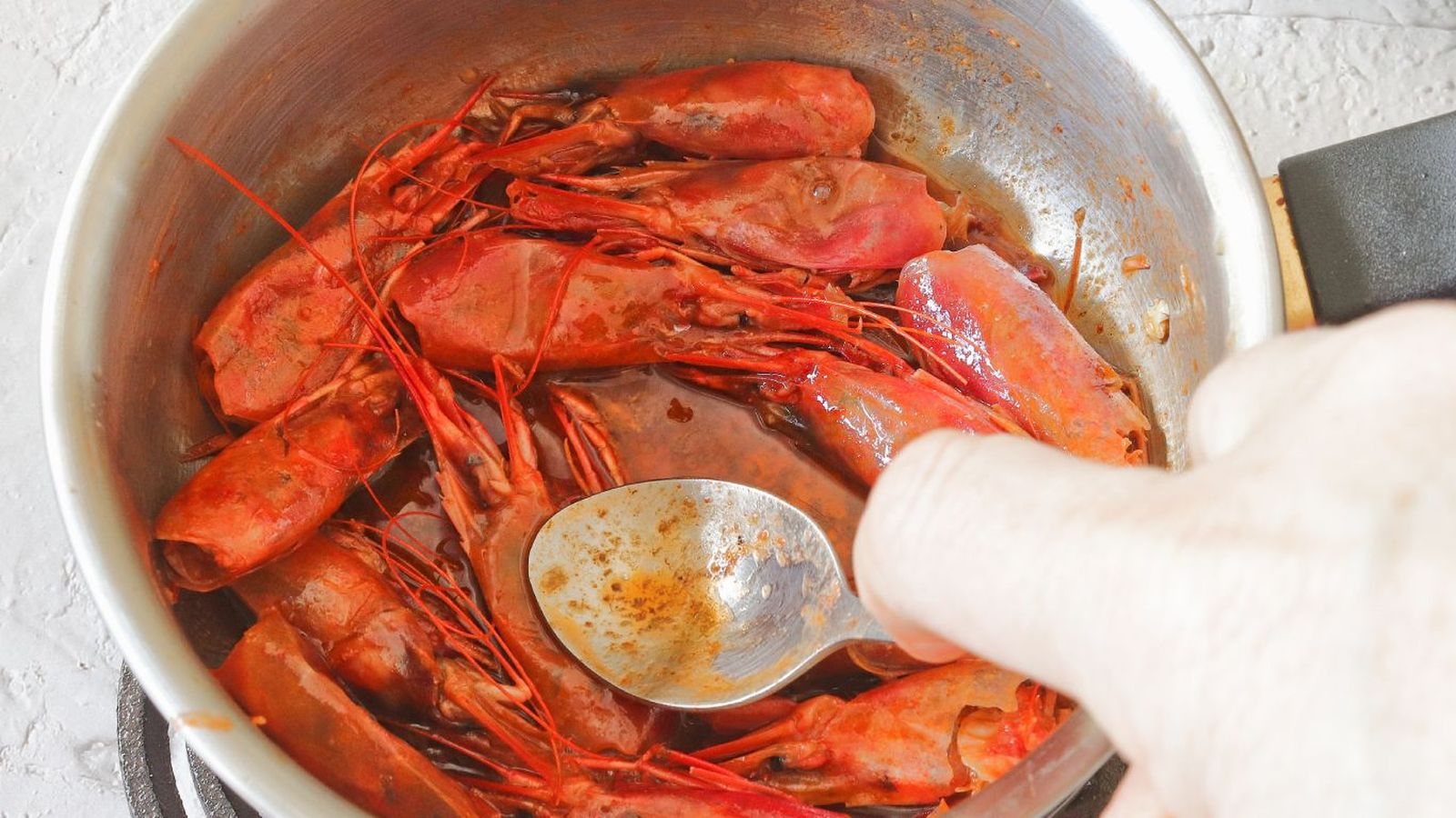 Extraer jugo de las gambas cabezas Extraer jugo de las gambas cabezas