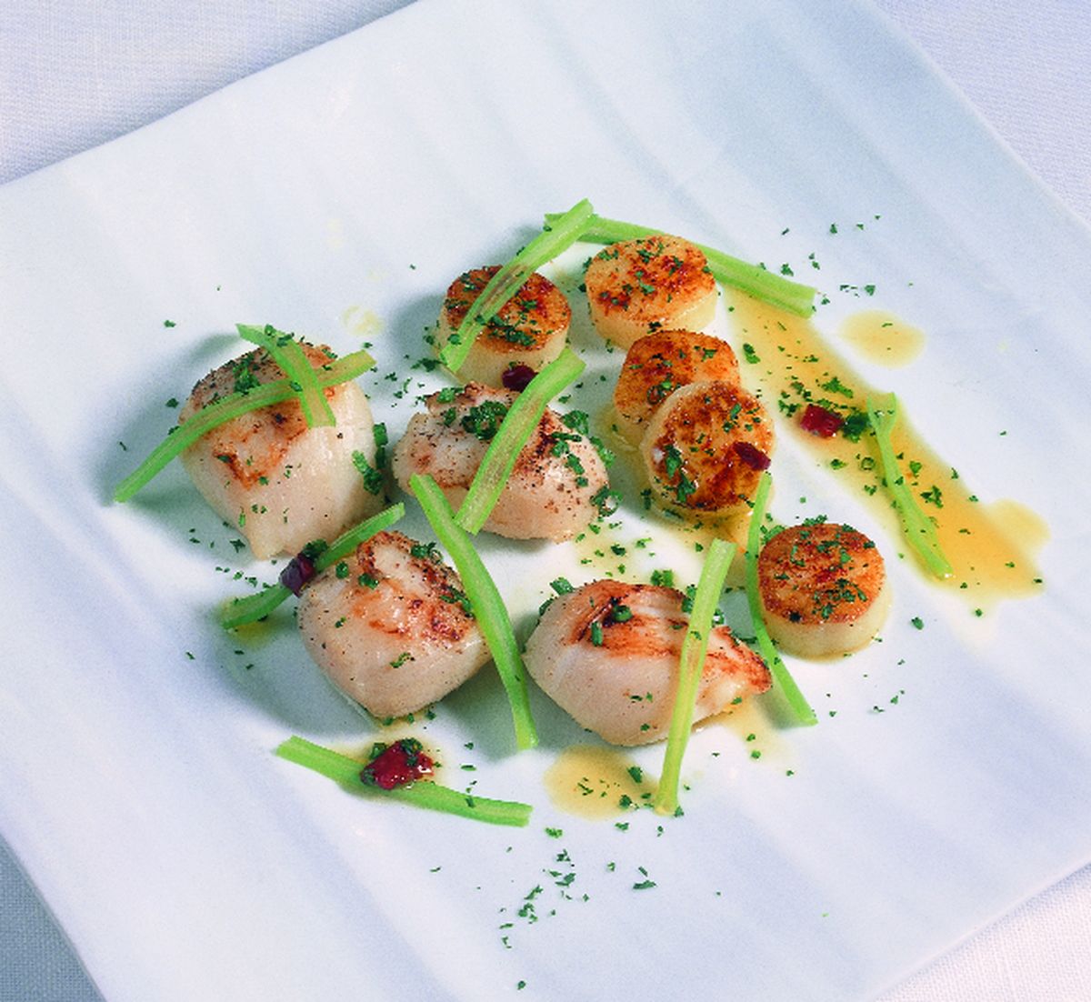 Vieiras salteadas con patatas al pimentón, vinagreta de hinojo y puerros