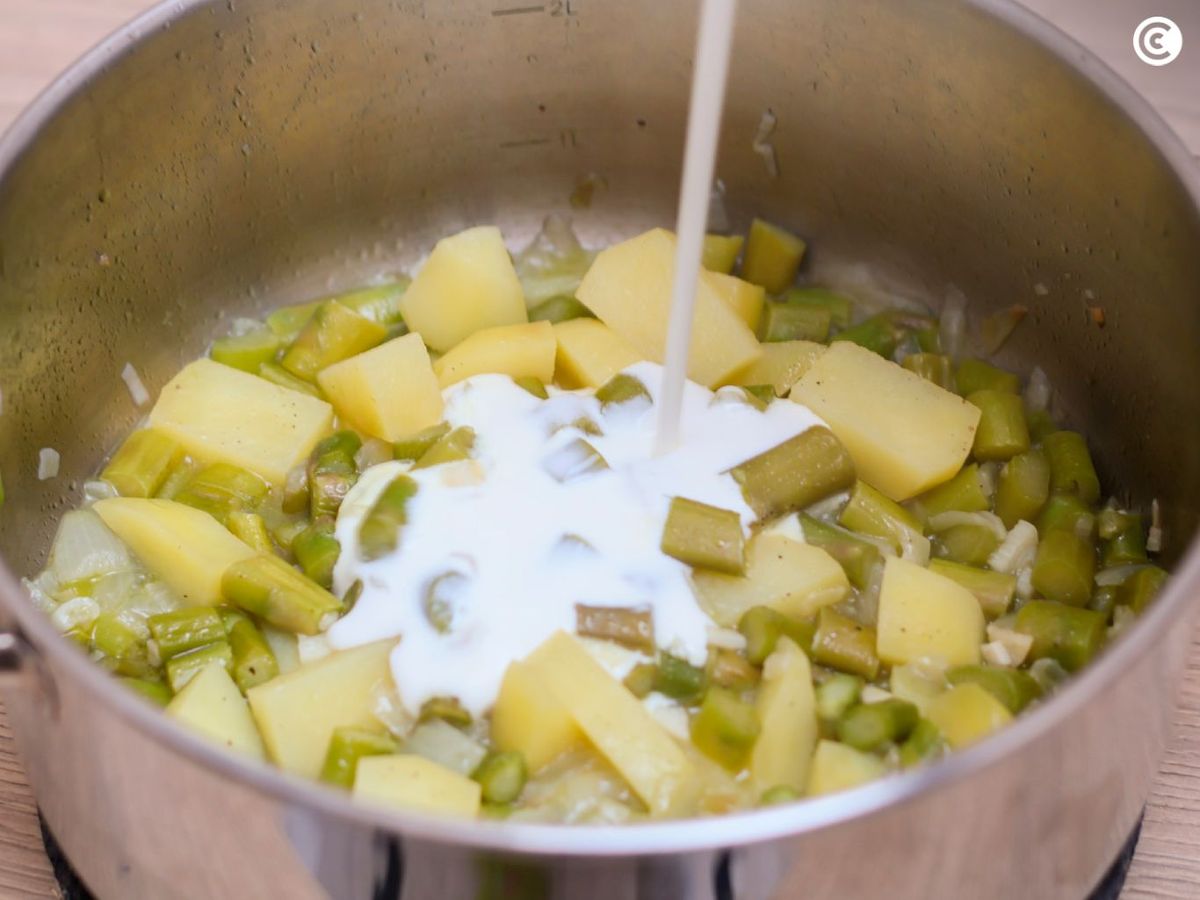 Agrega nata para hacer la crema de espárragos verdes