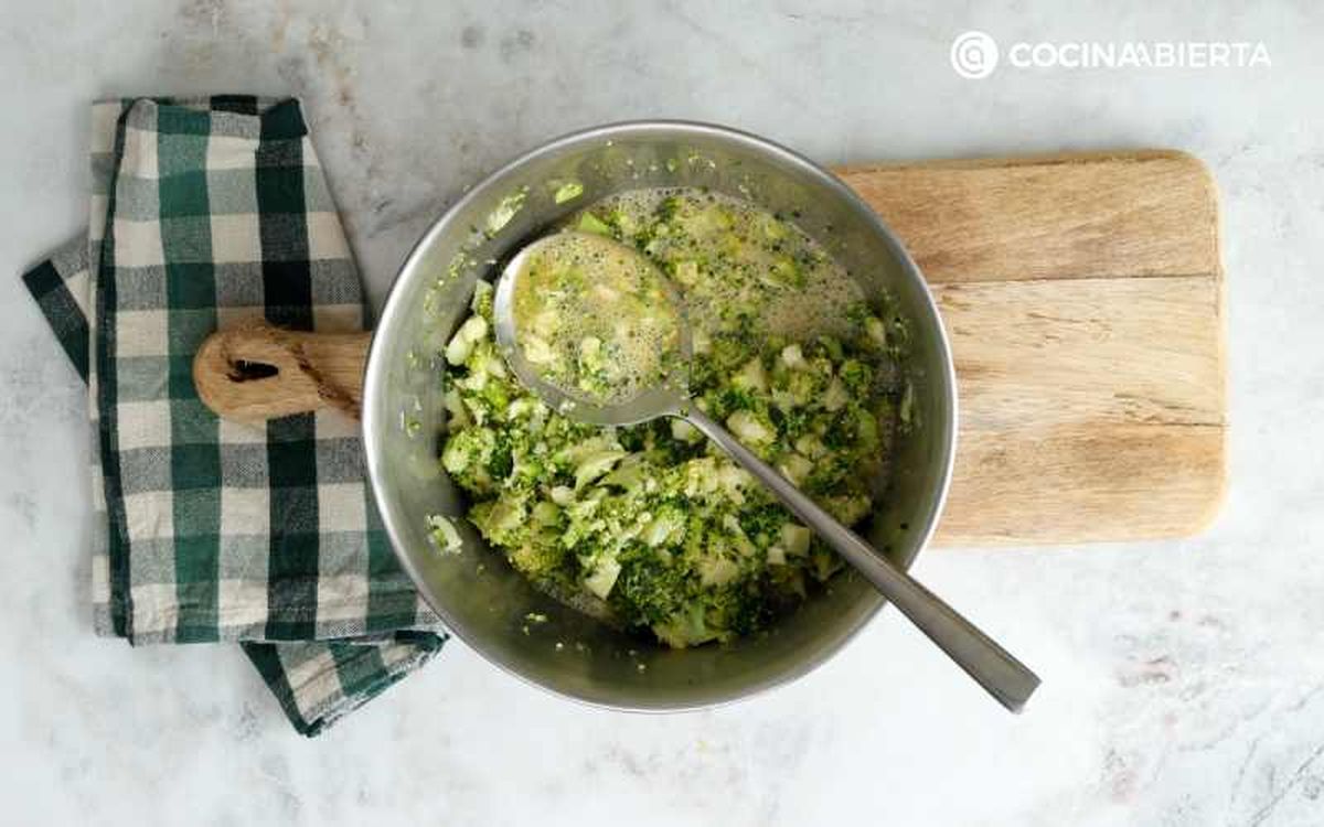 Mezcla los huevos batidos con el brócoli